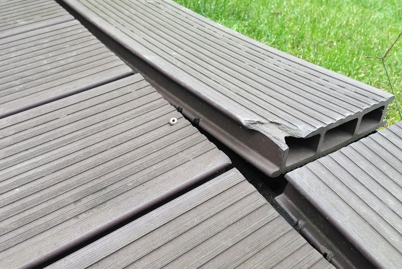 Nekvalitný PVC kompozitný materiál na terasy